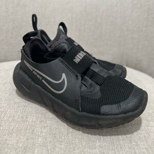 Black Nike little kid shoes